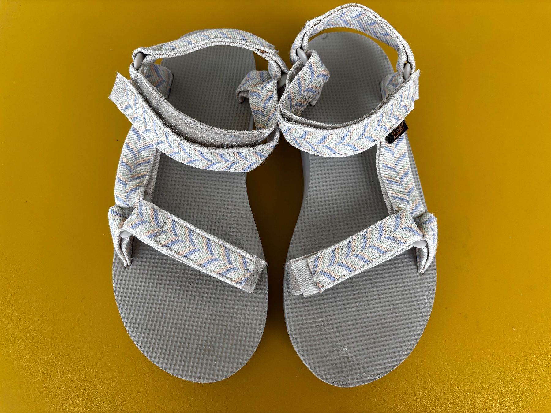 Teva Damenschuhe: TEVA graue Sandalen mit dicker Sohle – Gebraucht aus Zürich von missmodernage