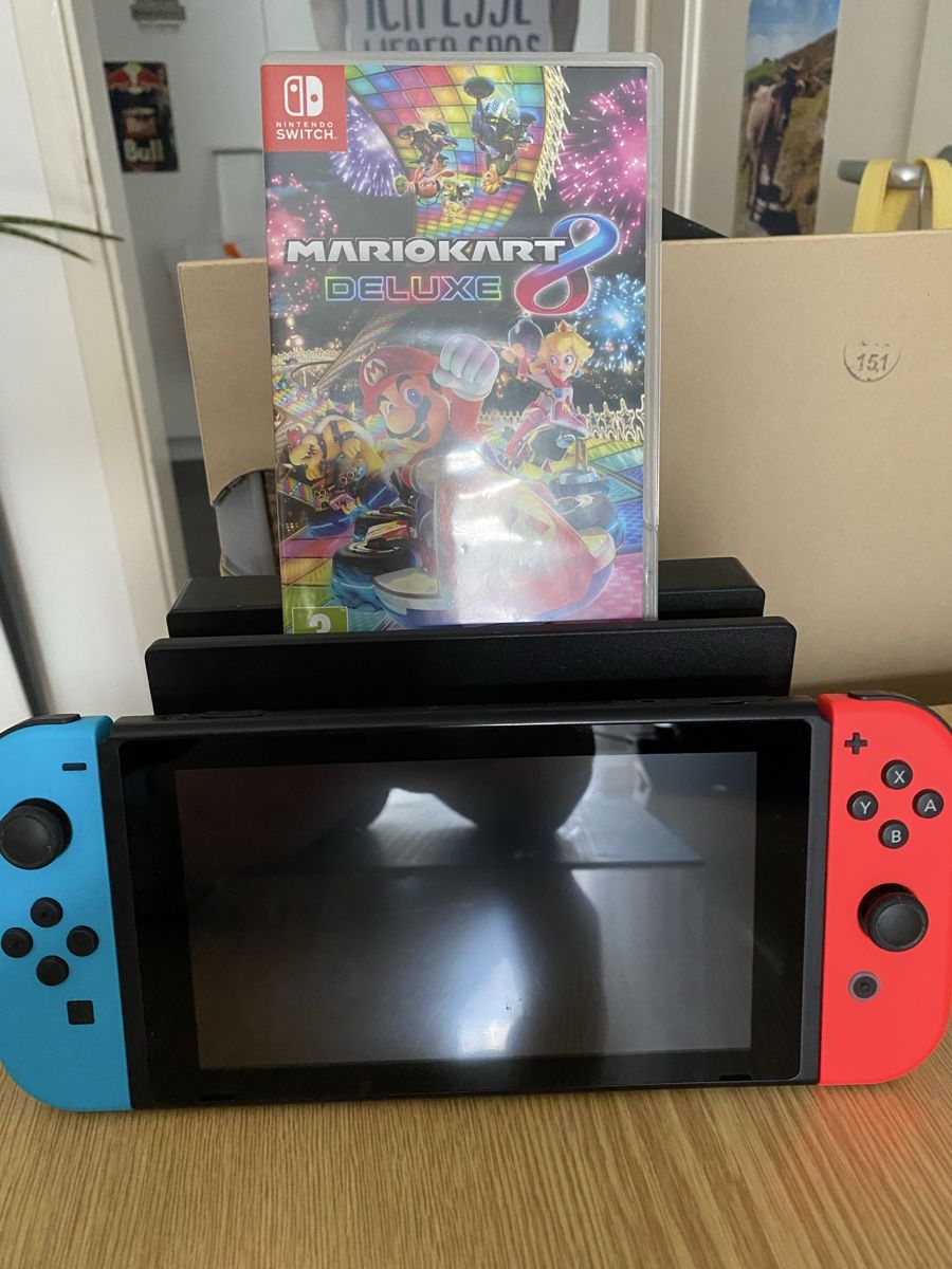 Nintendo Console: Switch plus Ladestation und 1 Spiel – Usato da Zürich venduto da Ethno1