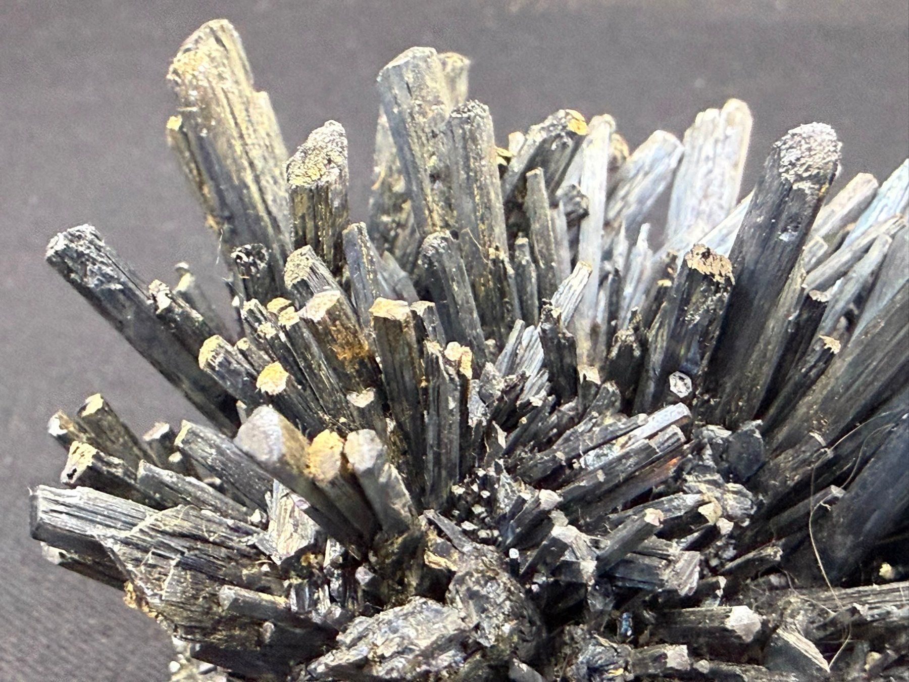 Minerali & Pietre curative: Stibnit mit Stibiconit Überzug – Usato da Schinznach Bad venduto da Demerald 2