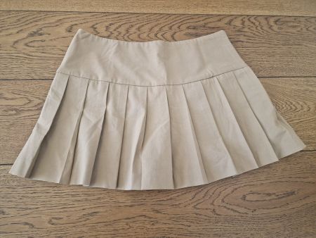Coole Faltenrock-Shorts in Beige, Grösse S, neuwertig