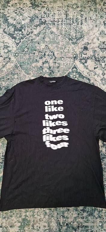 Balenciaga T-shirt: Balenciaga "One Like" Distressed Longsleeve – Usato da  venduto da  3