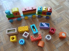 Kinderspielzeug: Holzeisenbahn und Klangbausteine