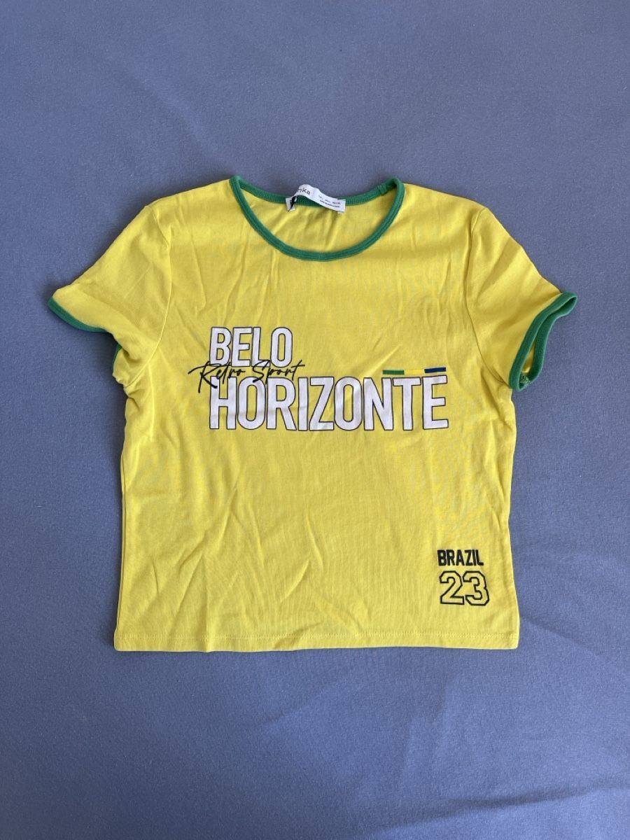 Bershka T-shirt: T-shirt jaune imprimé – Usato da Genève venduto da giulia_almnn