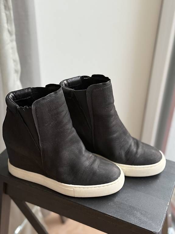 Scarpe da donna: Nubukstiefel Kenneth Cole - Größe 37,5 – Usato da Zürich venduto da YanaZam