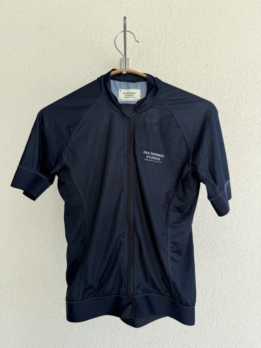 Pas Normal Studios Canottiere & Pantaloni: PNS navy short-sleeve jersey – Usato da Benglen venduto da car_nct9