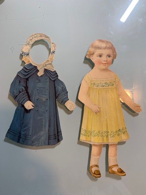 Alte Papier Puppen mit div. Kleider / Hüten (Gebraucht) in zollikon für ...