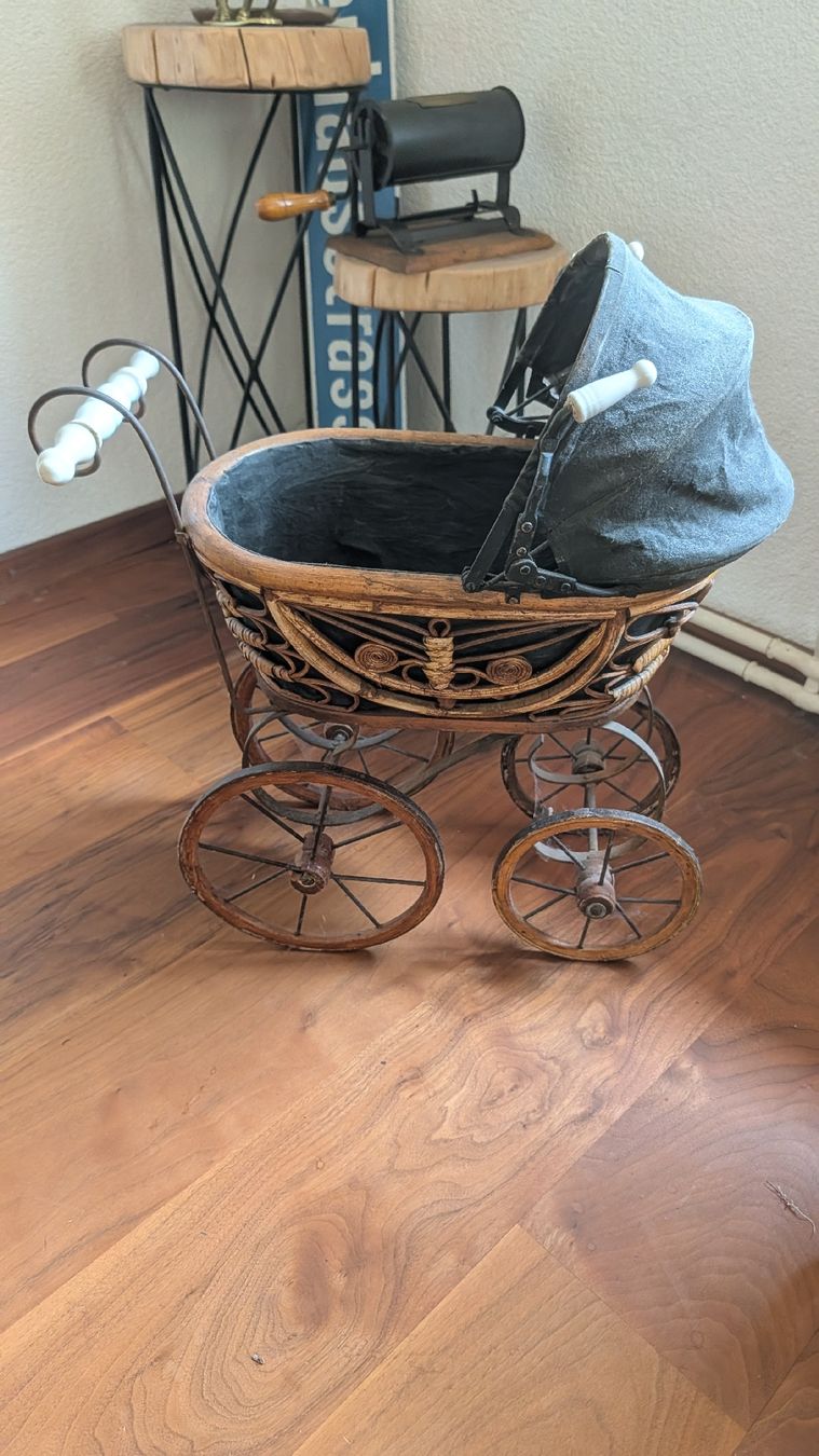 Carrozzine per bambole: Kinderpuppenwagen Antik – Usato da Gränichen venduto da Krethiundplethi