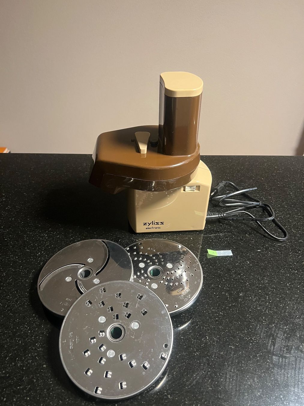Zyliss Elettrodomestici da cucina: Zyliss electronic Gemüseschneider mit 3 scheiben – Usato da Glattpark(Opfikon) venduto da Kristina.swiss