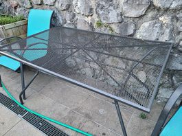 Schöner Gartentisch, pflegeleicht, Metall, wetterbeständig