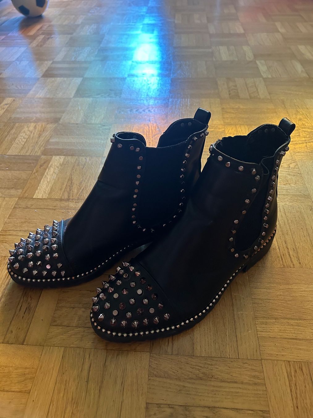 Scarpe da donna: schwarze Nieten Boots – Nuovo (secondo la descrizione) da Zürich venduto da alv_pqz2