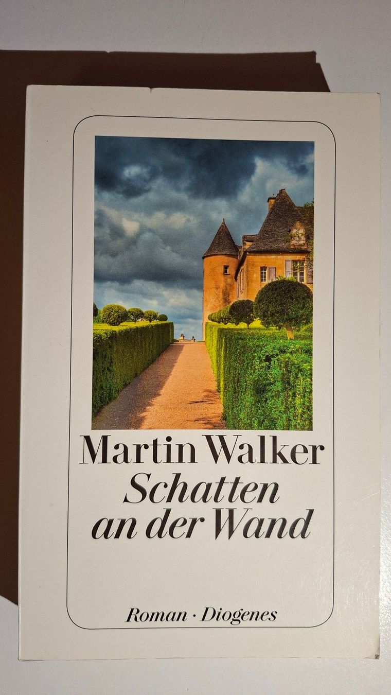 Libri: Martin Walker: Schatten an der Wand – Usato da Dietikon venduto da Buchantiqdietikon