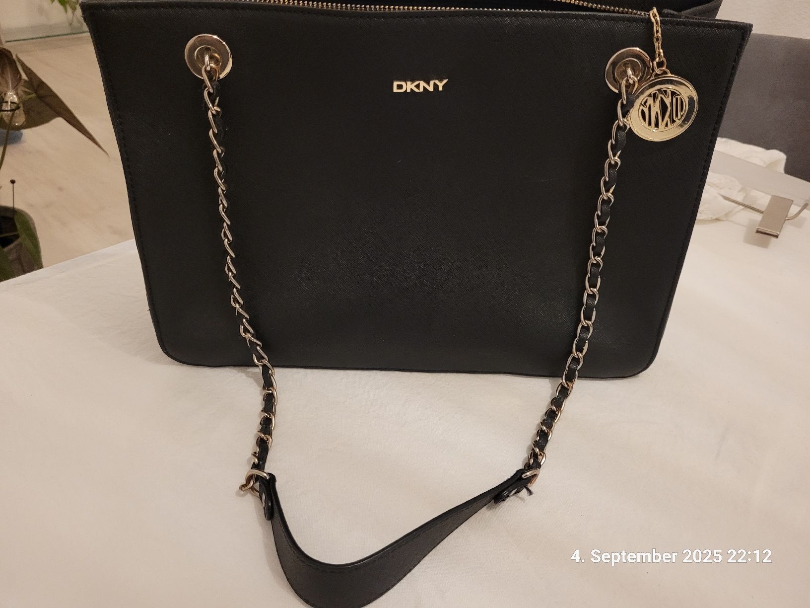 DKNY Taschen für Damen: DKNY Tasche mit goldenen Details – Gebraucht aus Bünzen von Milly32