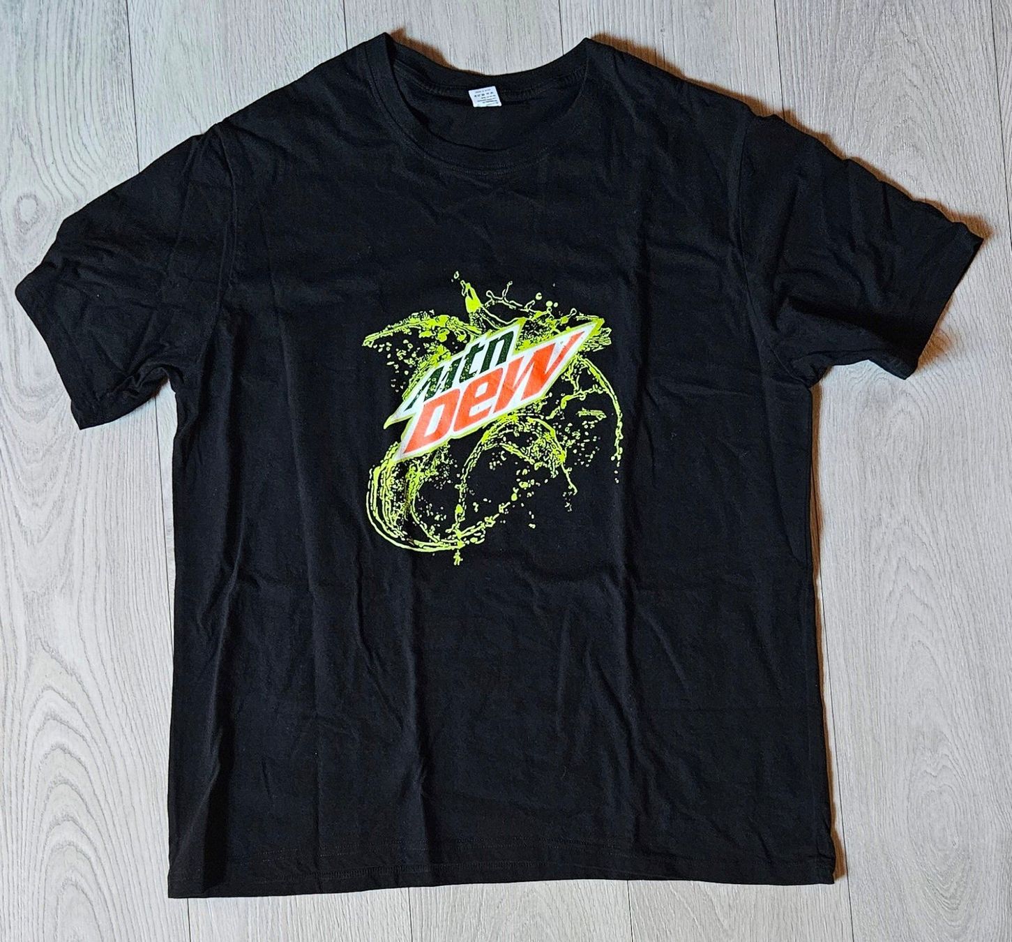 T-shirt: Mountain Dew T-Shirt Mtn Dew – Nuovo (secondo la descrizione) da Brittnau venduto da leroyjethro