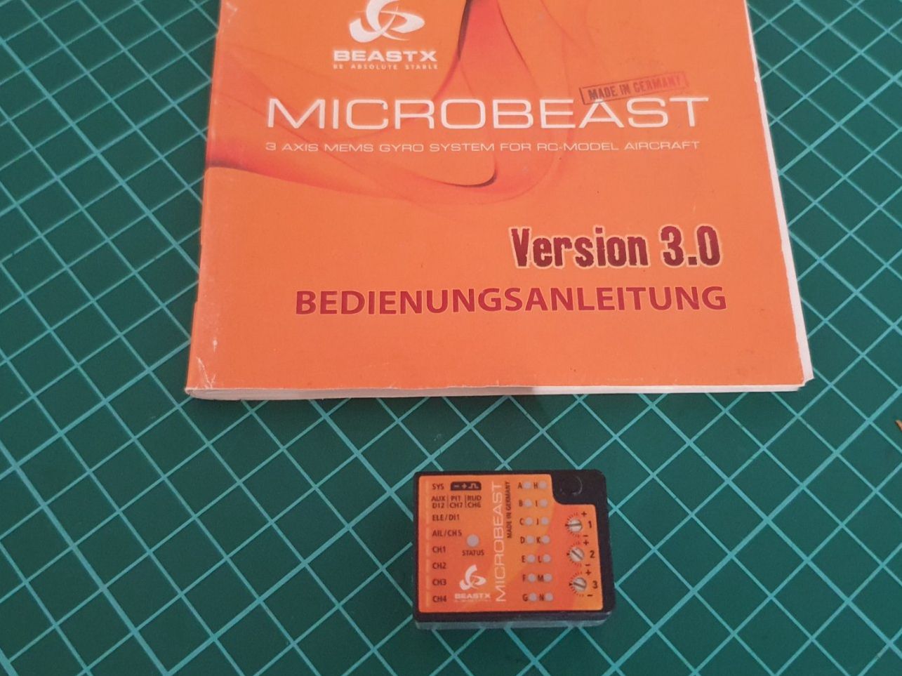Modellismo RC: Microbeast V3.0 3-Axis Gyro System + Manual – Usato da Schlierbach venduto da superpuma01