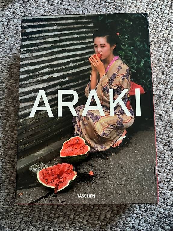 Libri: Araki grosses Gesamtwerk – Nuovo e nell'imballaggio originale da Nussbaumen AG venduto da ColouredDay
