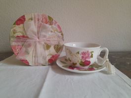 Romantische Teetasse mit Untertasse in Rosengeschenkbox