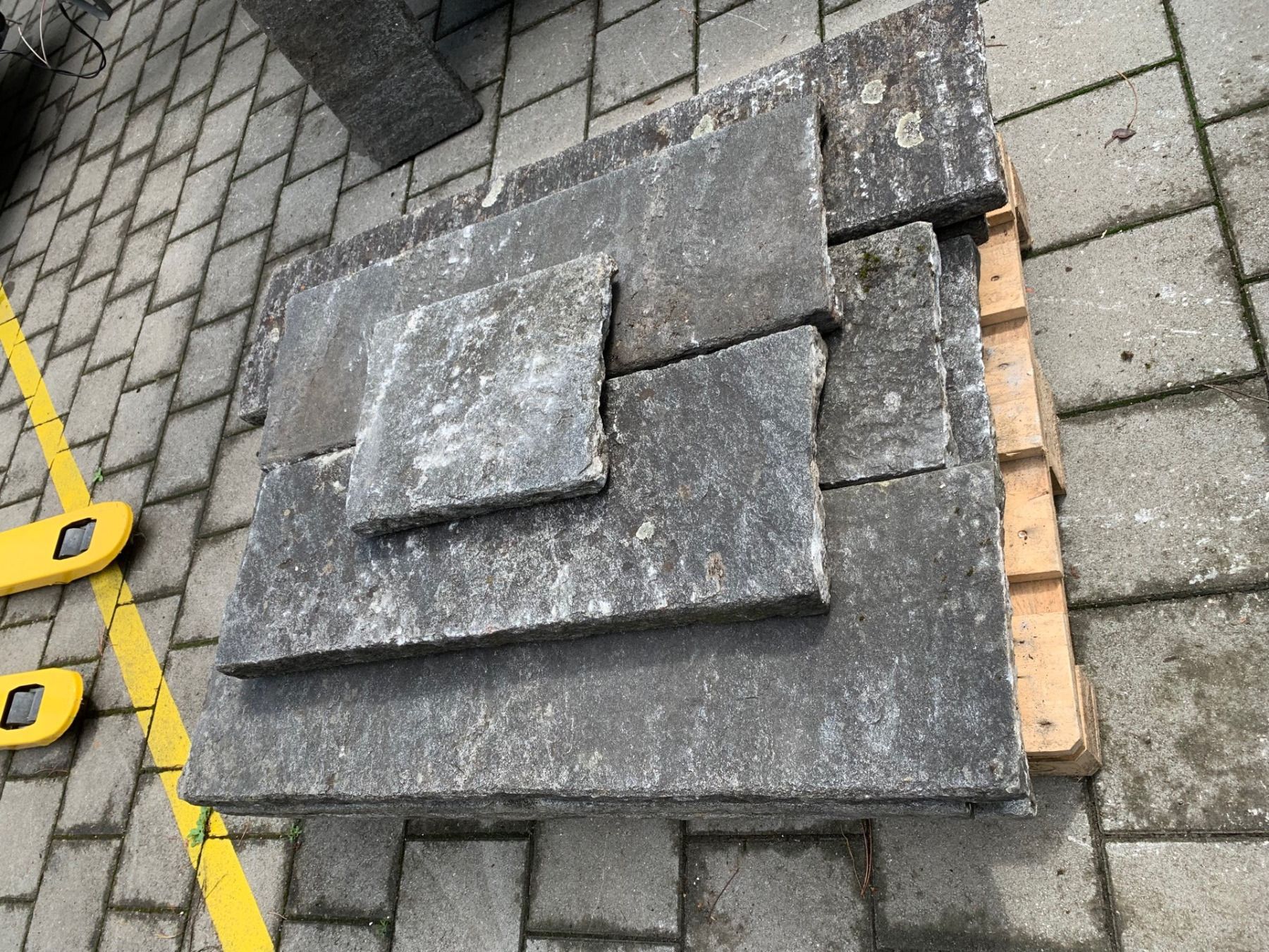 Bodenbeläge: 12 Stück Granit Platten Mauerabdeckplatten Natursteinplatten – Gebraucht aus Wallisellen von  2