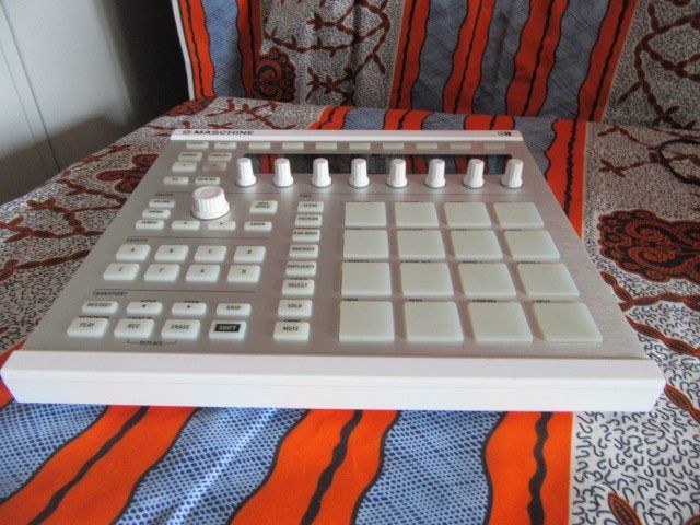 Musikinstrumente: Native Instruments Maschine MK2 White MIDI Controller 16 PAD – Gebraucht aus Viganello von lau_ln69 3