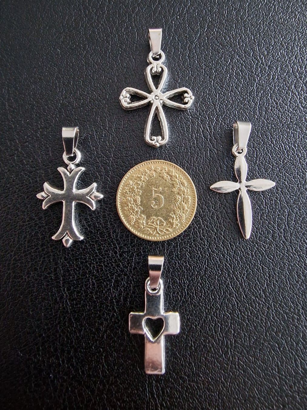 Ciondoli: 4 croix argentées, + trèfle à 4 feuilles – Nuovo e nell'imballaggio originale da Puidoux venduto da mic_c2fh