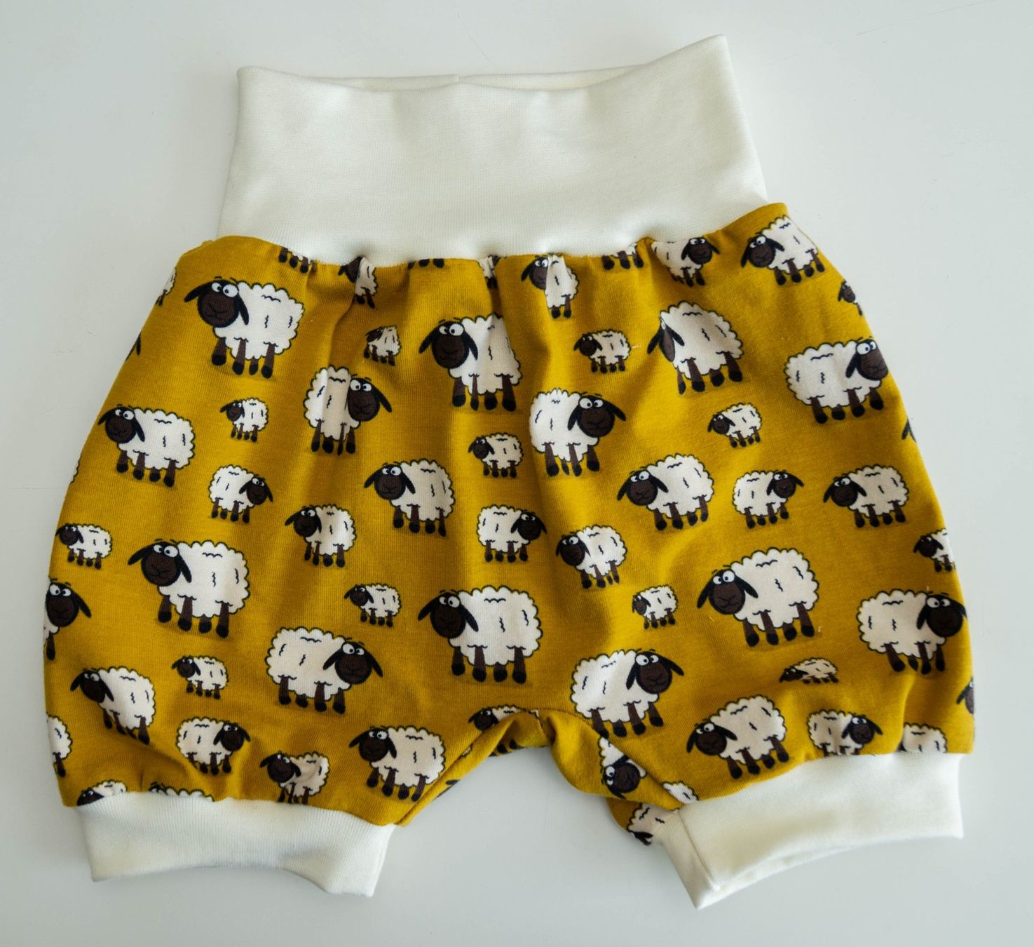 Hosen: Kurze Pumphose mit Schafe Gr.62/68 - NEU – Neu und originalverpackt aus Zürich von sambaum