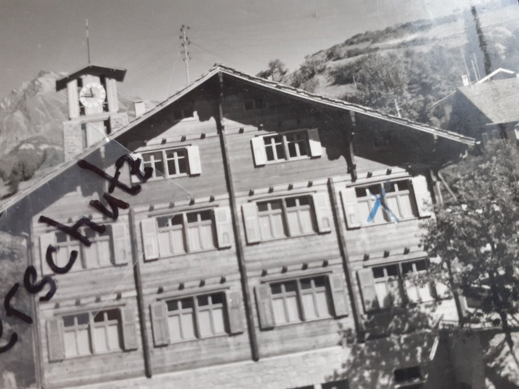 Cartoline postali: AK Bürchen Schulhaus Wallis Raron Häuser – Usato da Küssnacht am Rigi venduto da cartolina-1 2