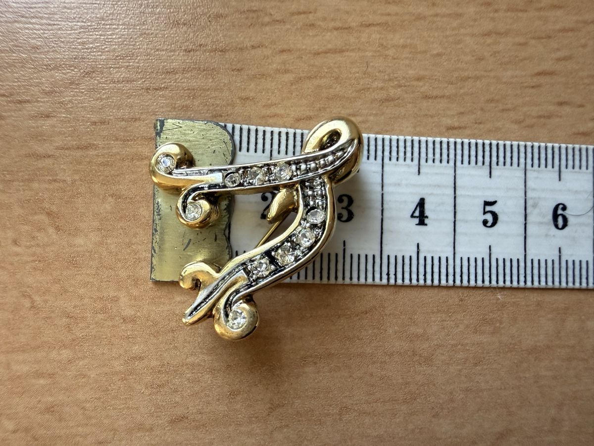 Spille & Fermagli: Vintage-Brosche mit Initiale V goldfarben mit Strass. – Usato da Lamone venduto da LaCantinaMagica 3