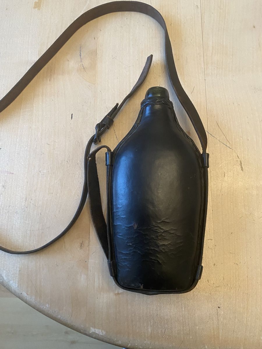 Schweizer Armee Attrezzatura & Pezzi di ricambio: Alte Militär Feldflasche mit Leder. – Usato da Köniz venduto da Sonnenschein._.77