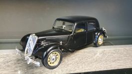 BURAGO: CITROEN 15 CV SCHWARZ M:1:24