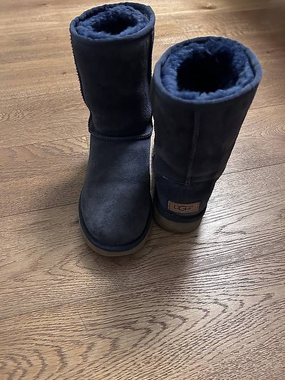 Damenschuhe: UGG Gr 37 Nachtblau  – Gebraucht aus Gränichen von Robei