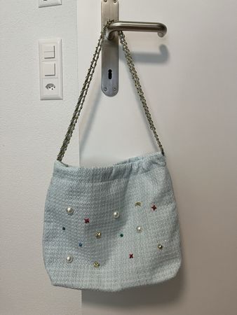Hellblaue Tweed-Schultertasche mit Ketten ungetragen