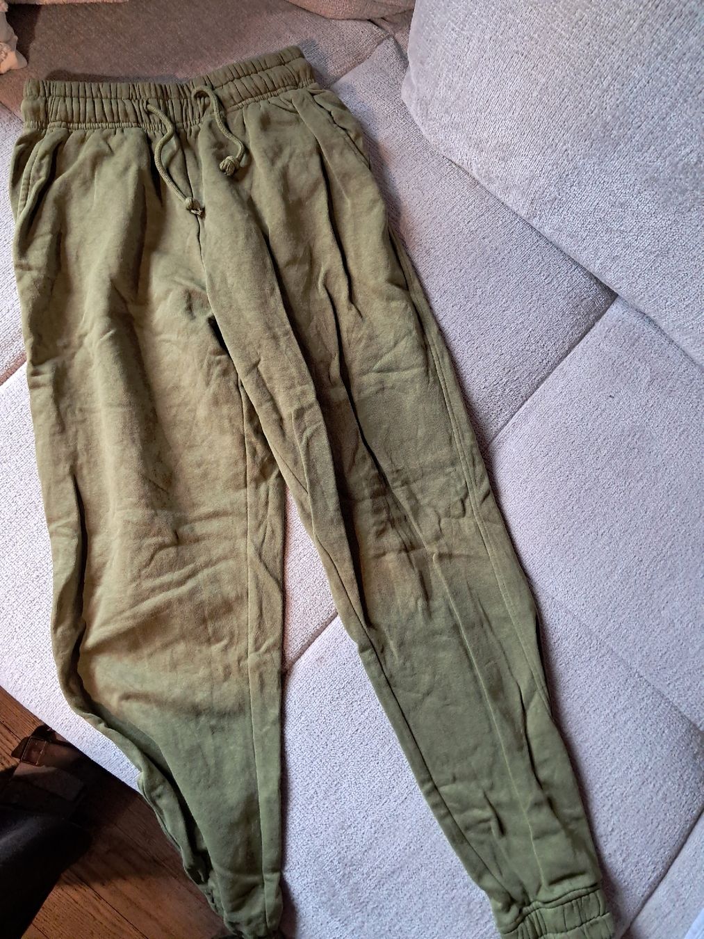 Pantalons: Olivgrüne Damen Jogginghose – Neuf (Voir description) à Rüedisbach par Wuethis-Fb1212