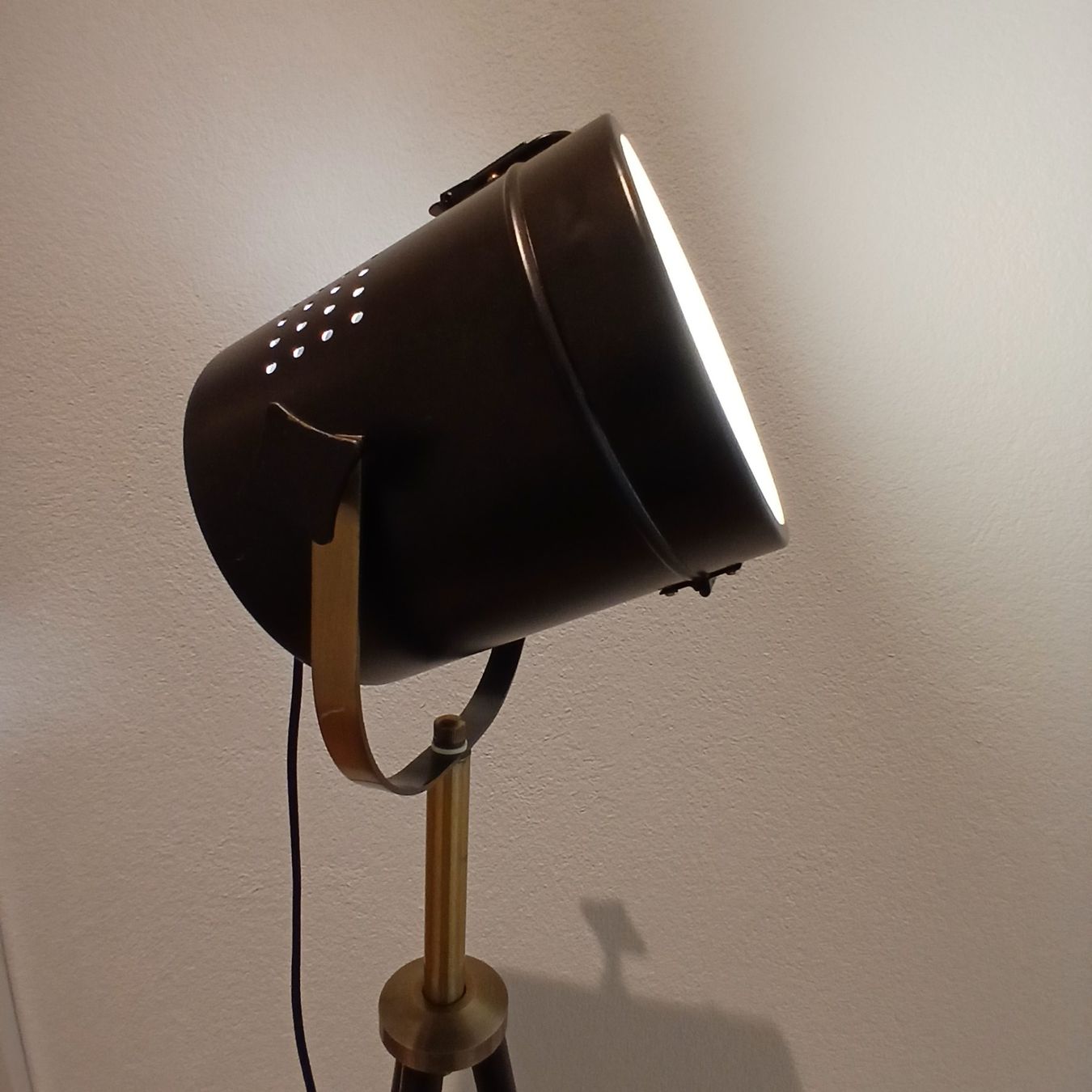 Lampen: Industrielle Stehlampe Dreibein/ Metall – Gebraucht aus Stettlen von FelizW 1