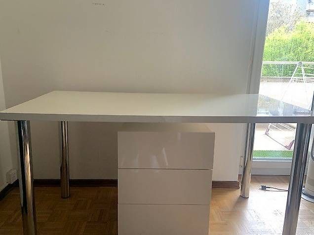 Scrivanie: bureau laqué blanc et caisson à roulettes 3 tiroirs – Usato da Genève venduto da Rohansuisse 1