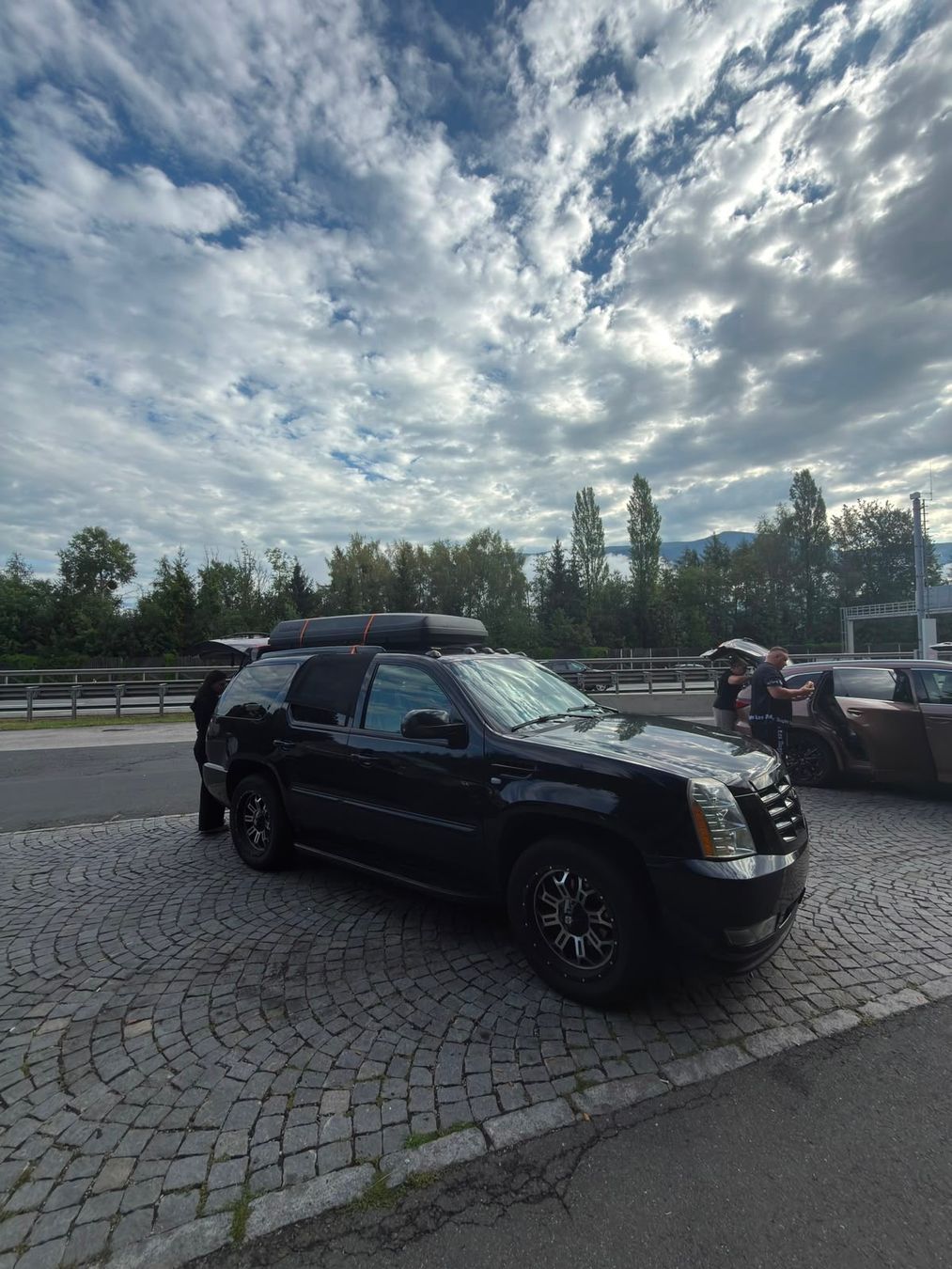 Autos: Cadillac escalade 6.2 V8 – D'occasion à biel-bienne par Sekiz 9