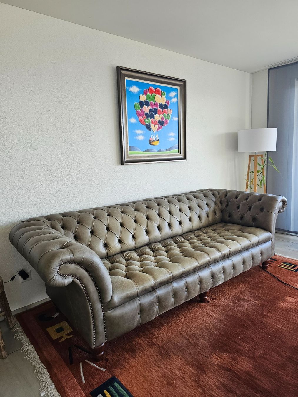 Chesterfield Sofas: Grosses Chesterfield Leder-Sofa, original aus England – Gebraucht aus Luzern von schmuelos