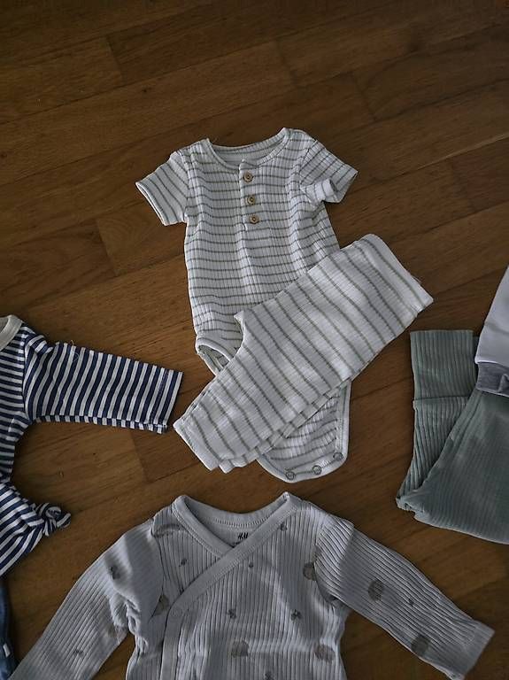 Lotti & Set di vestiti: Babykleider Gr. 56 – Usato da Seewen SZ venduto da ik88 3