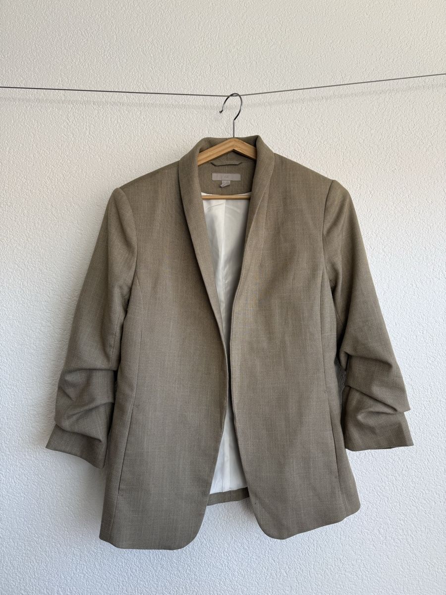 H&M Completi & Tailleur: Blaser beige von H&M Gr. 38 – Usato da Huttwil venduto da mandala123