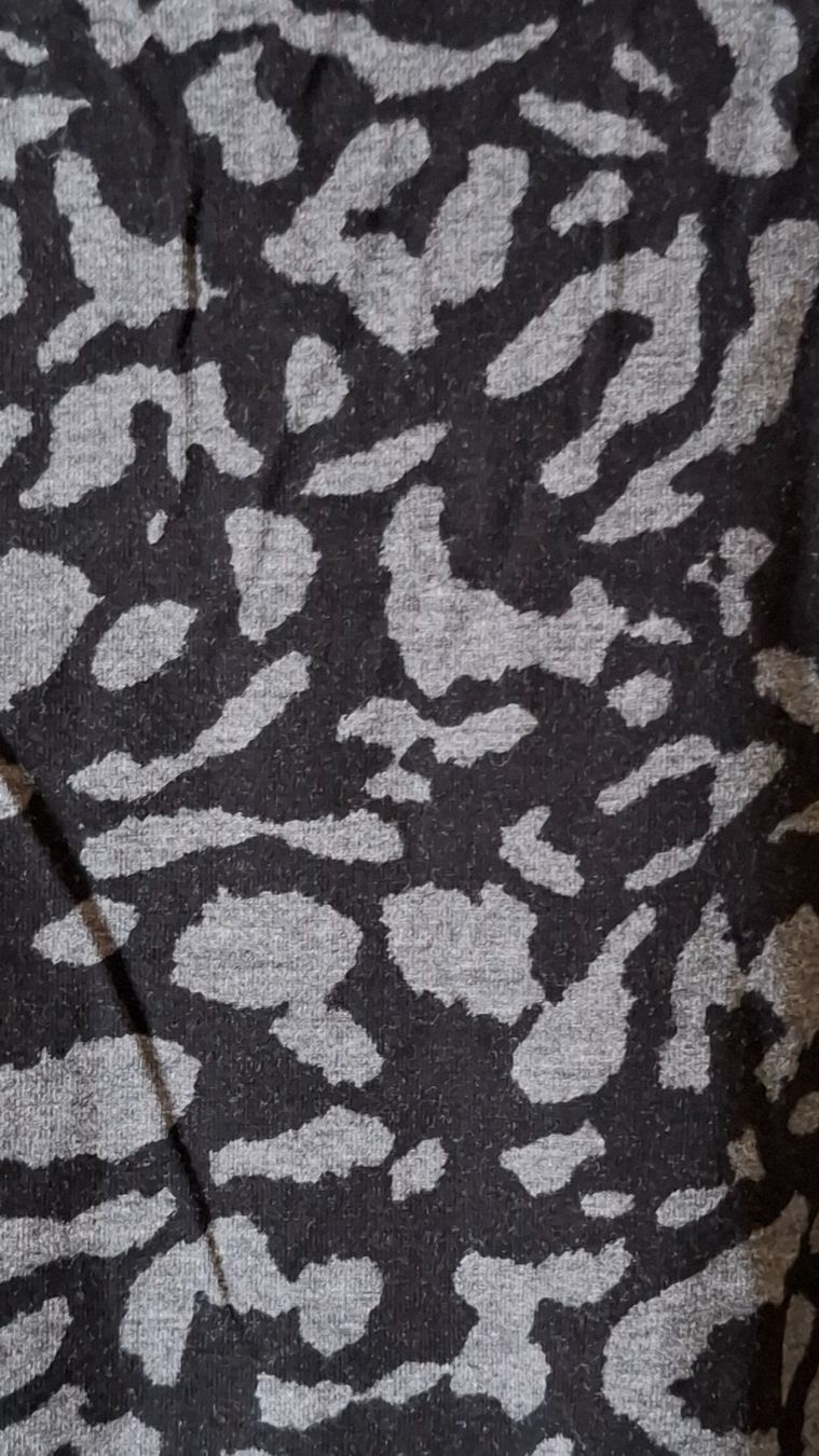 T-shirt: Langarm T.Sihrt mit Spitzenbesatz, Leo-Muster . – Usato da Plagne venduto da Reticulum01 8