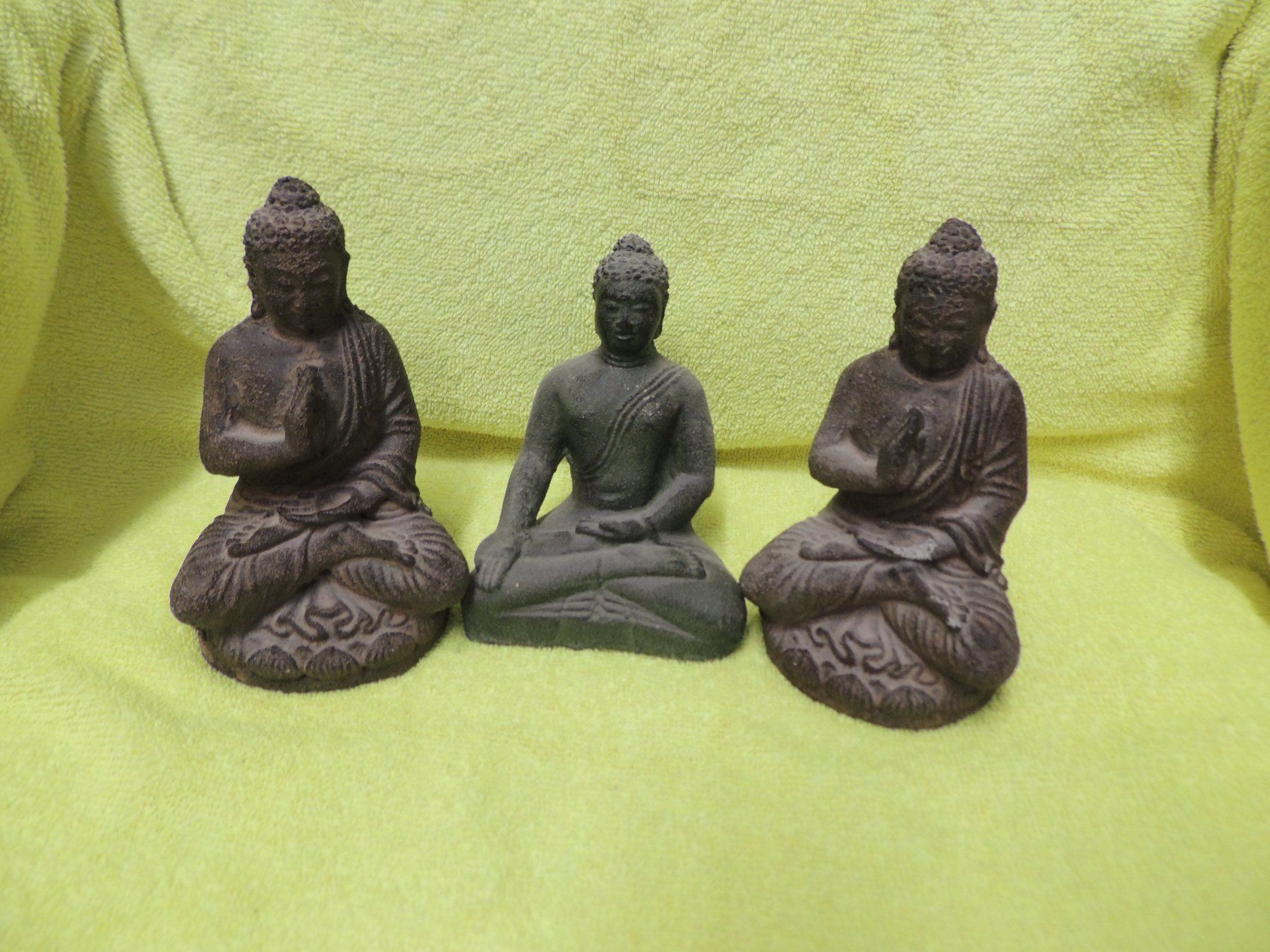 Statuette: Sammlung mit 3 Buddha aus Stein – Usato da Mollis venduto da Hg