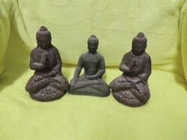 Sammlung mit 3 Buddha aus Stein