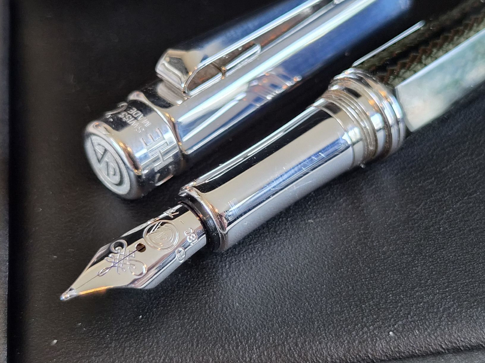 Caran D'Ache Stifte & Marker: Füllfederhalter Caran d'Ache Varius Carbon – Gebraucht aus Hinwil von Justnox 1