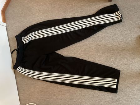 STWD Jogginghose schwarz mit weissen Streifen Grösse M
