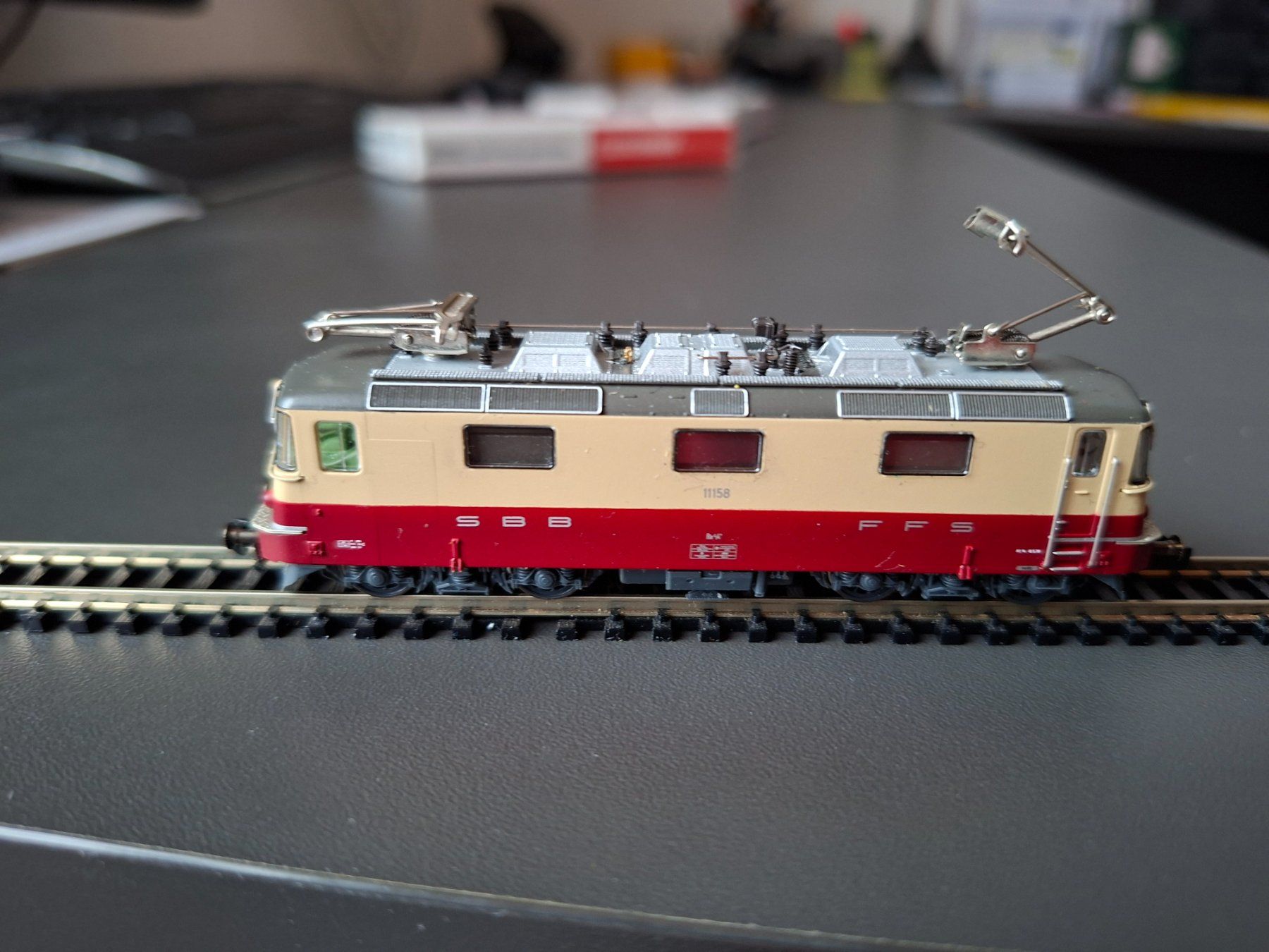 Fleischmann Modellini di ferrovie: Re 4/4 II Fleischmann TEE – Usato da Liesberg Dorf venduto da Wispli3 3