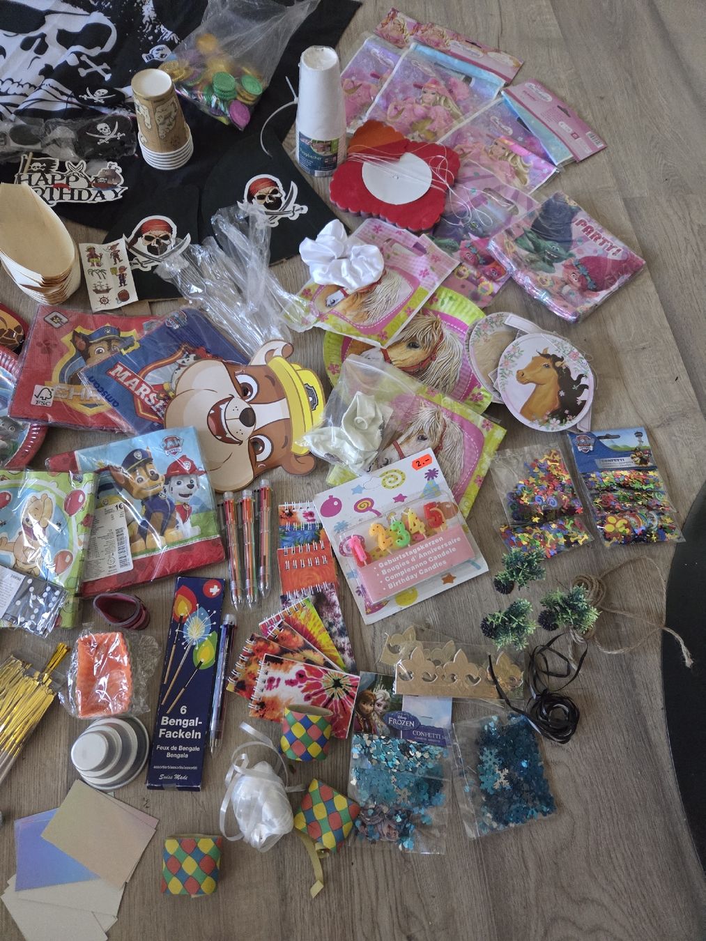 Tutte le decorazioni: Diverse Partyartikel – Usato da Guntershausen b Aadorf venduto da Miss_Piggy_86 1