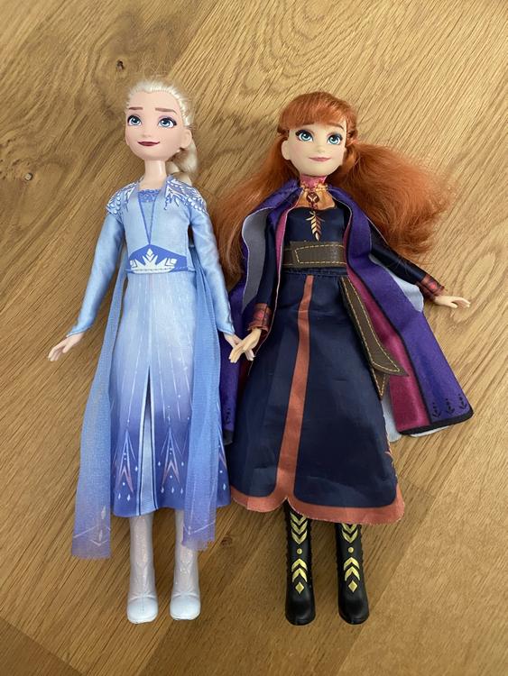  Puppen Elsa und Anna singend (Gebraucht) in Biberist für CHF 10 – mit Motiv 