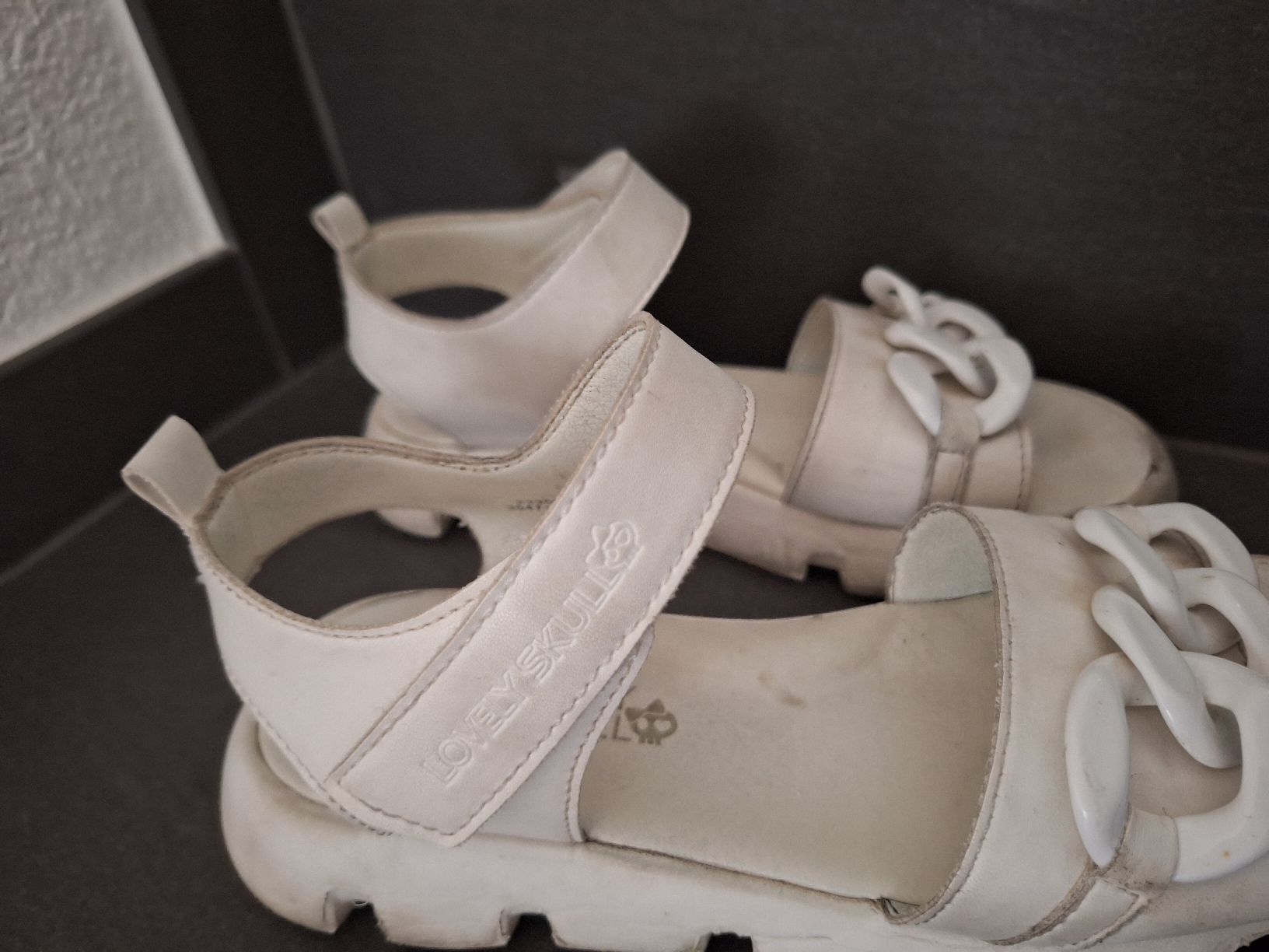 Scarpe per ragazze: Weisse Mädchen Sandalen Gr. 33  – Usato da Brittnau venduto da Norge77 2