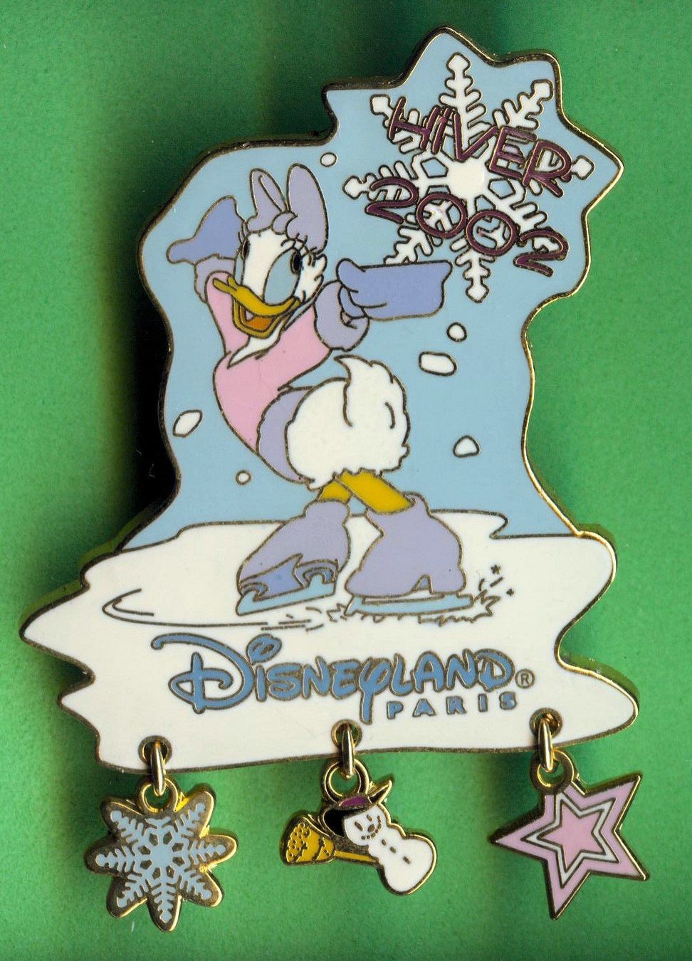 Disney Plaketten & Abzeichen: Disney   DAISEY  Winter 2002 – Gebraucht aus Winterthur von Sammleroase