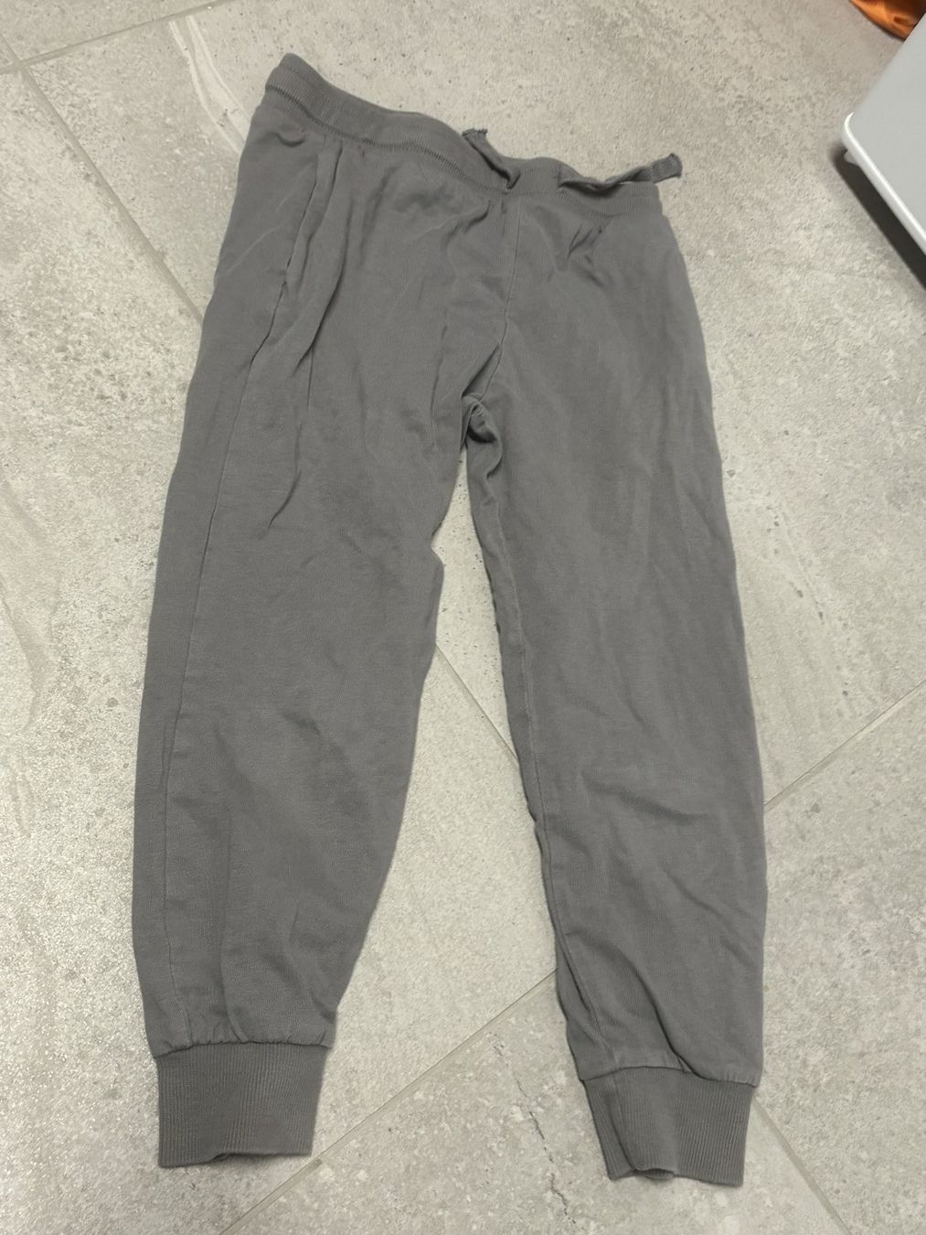 Pantalons: Training jogger 122 – D'occasion à Salvenach par gwenwywar