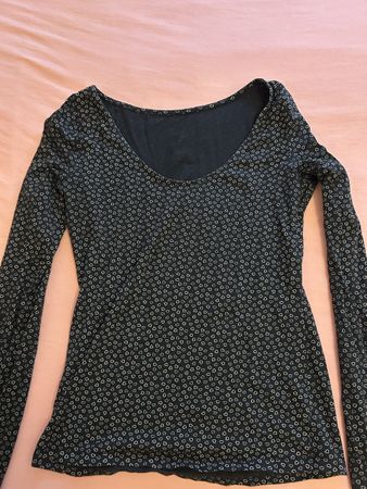 Shirt mit weitem Rückenausschnitt