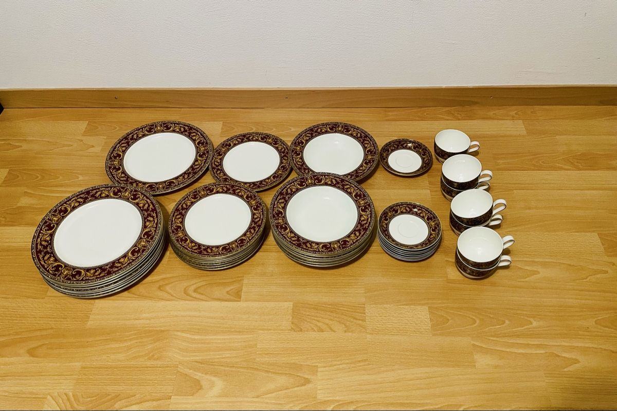 Set di piatti: Royal Bone China Speiseservice – Usato da Chur venduto da Tsambiko 2